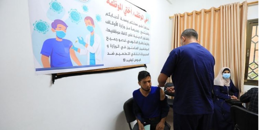 الأوقاف تنفذ حملة لتطعيم موظفيها ضد فيروس كورونا
