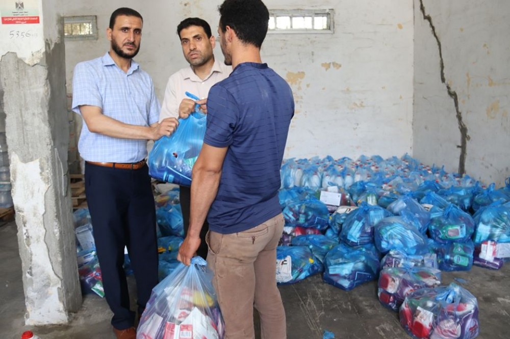 الرعاية الاجتماعية توزع طروداً صحية وأدوات تنظيف على الأشخاص ذوي الاعاقة