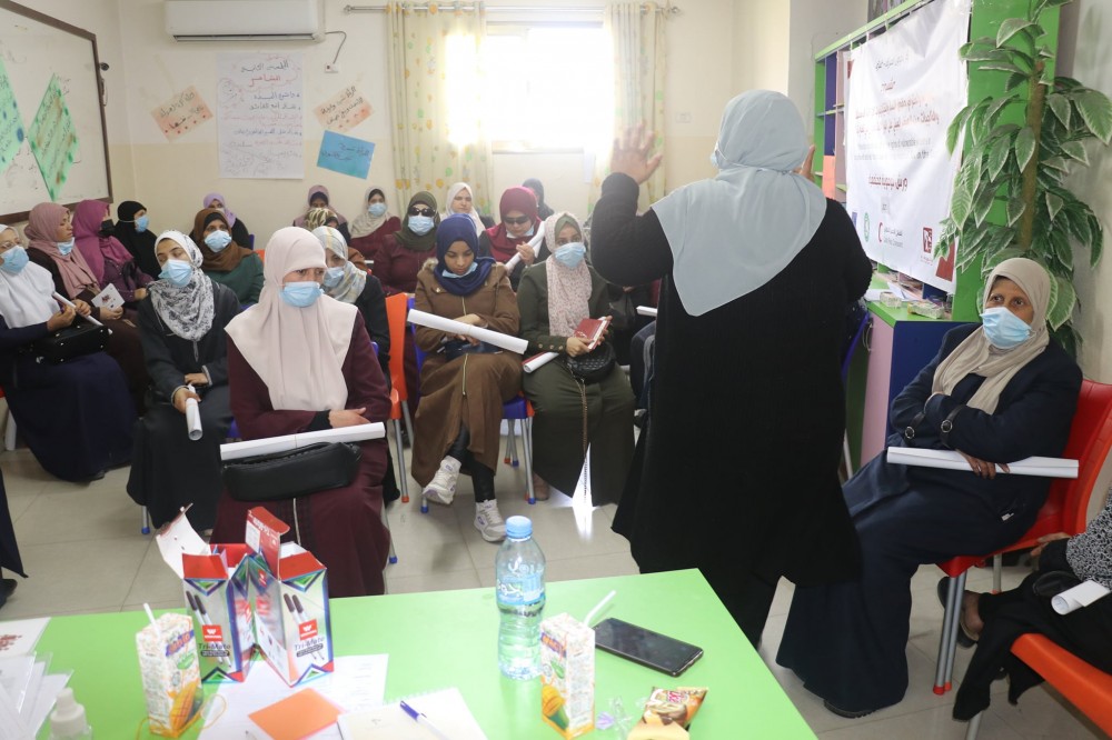 خدمات الطفولة تفتتح سلسلة محاضرات تثقيفية للنساء بشرق غزة