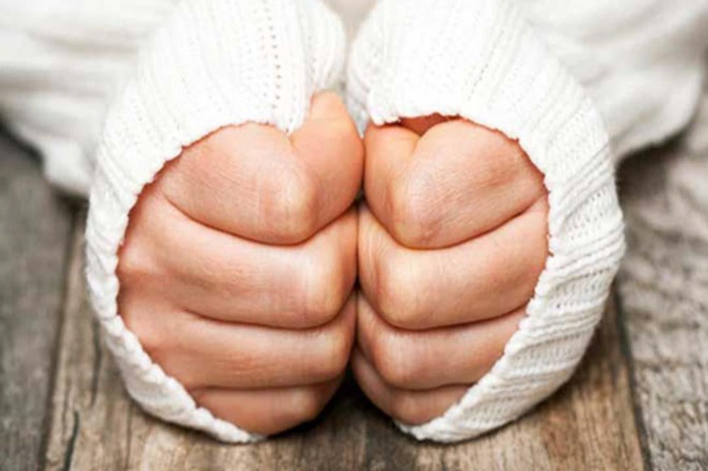 دراسة: برودة اليدين والقدمين تتنبئ بـ نقص الحديد بالجسم