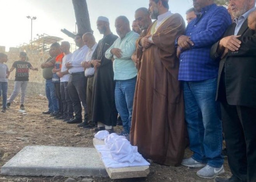 مقدسيون يعيدون دفن رفات الأموات في المقبرة اليوسفية بعد أن تسبب الاحتلال بنشبها