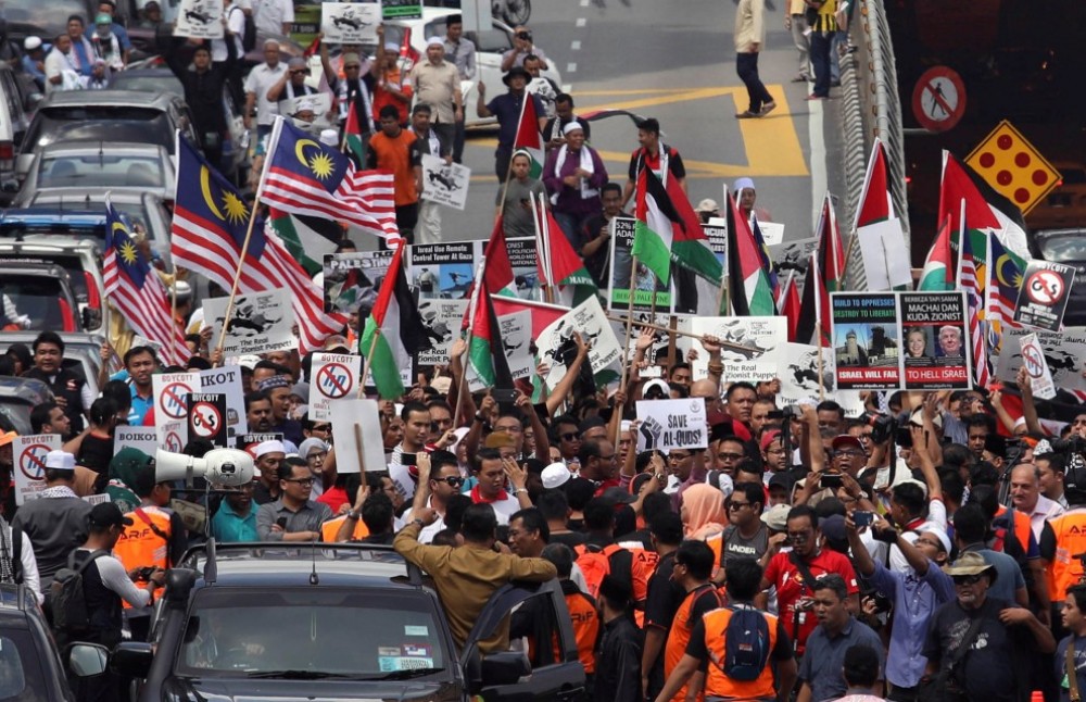 2017-12-15T120023Z_652682588_RC15233388A0_RTRMADP_3_USA-TRUMP-ISRAEL-MALAYSIA-990x640