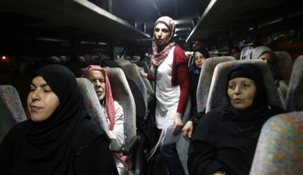 ذوو أسرى يتوجهون لزيارة أبنائهم في السجون 