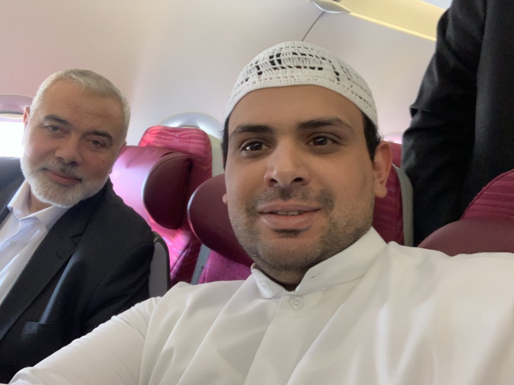 إعلامي كويتي يسرد قصة لقائه هنية في الطائرة المتجه نحو مسقط