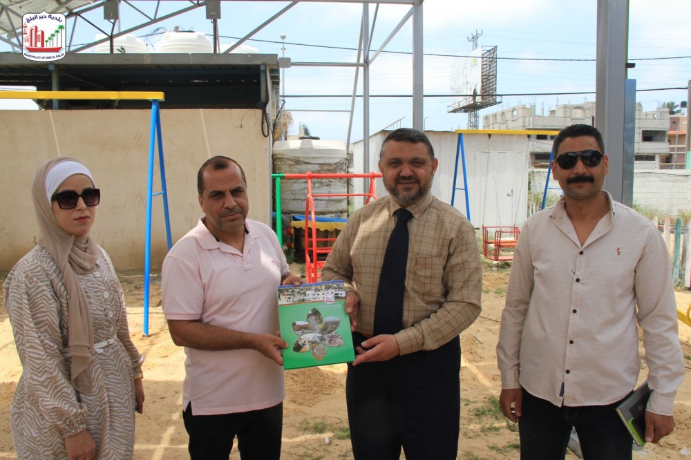 بلدية دير البلح توقع مذكرة تفاهم لتوريد ألعاب أطفال لمنتزه المحطة