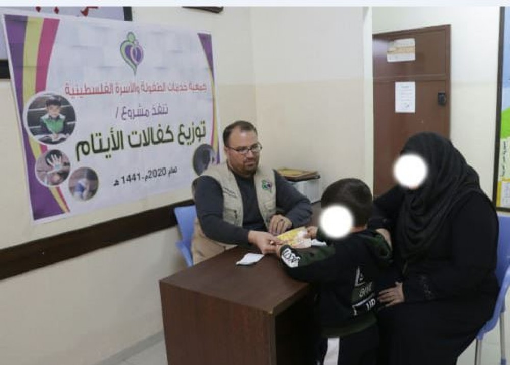 خدمات الطفولة توزع كفالات الأيتام لشهر يوليو