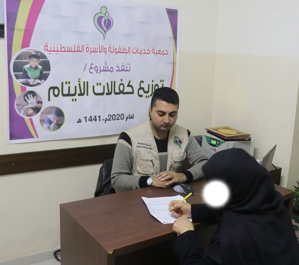خدمات الطفولة توزع كفالات الأيتام عن شهر مارس