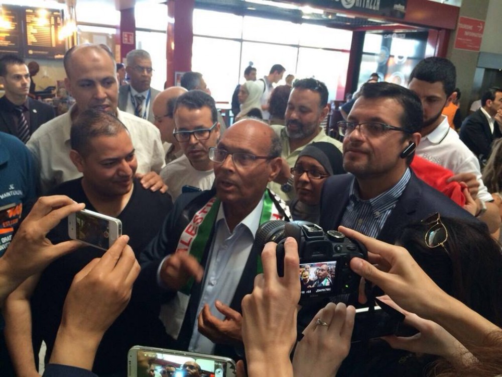 المرزوقي لدى وصوله إلى باريس بعد قيام الاحتلال بترحيله