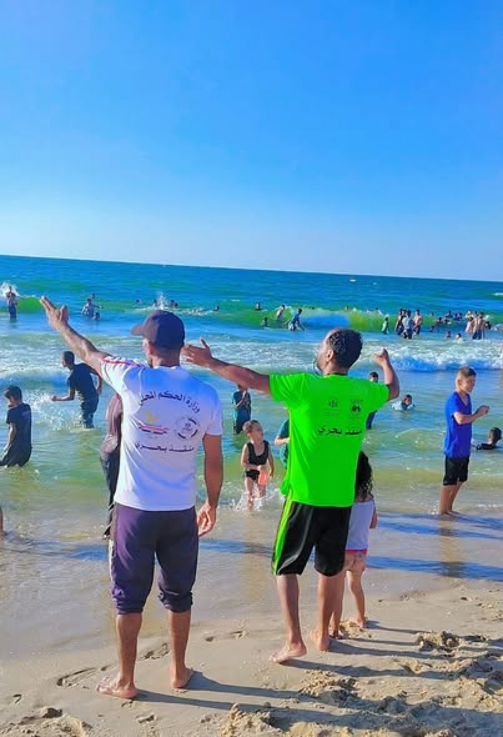 إنقاذ 861 حالة غرق على شاطئ خان يونس خلال أغسطس دون تسجيل أي وفيات