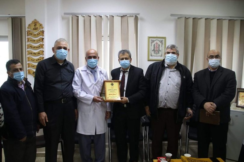 المستشفى الأوروبي يكرّم مدير التمريض بسام مسلم