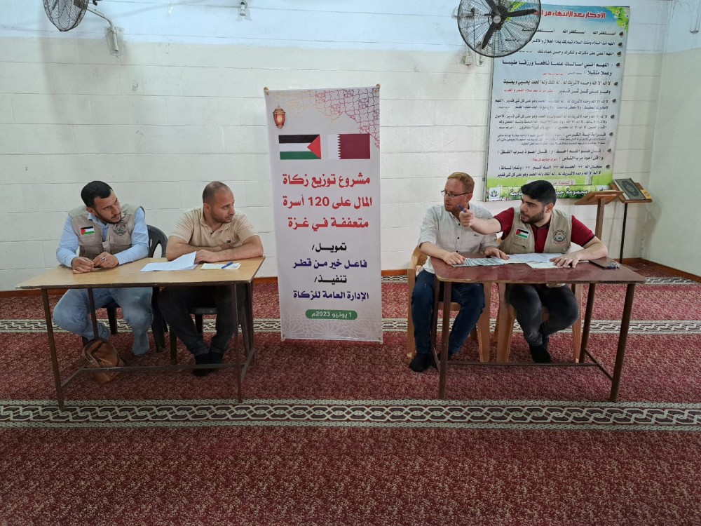 الزكاة بالأوقاف توزع مساعدات مالية على 120 أسرة متعففة
