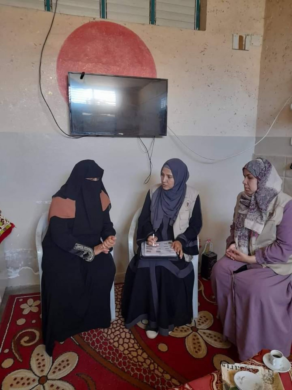 دائرة الرعاية والإرشاد بوزارة الأسرى تزور عدداً من أهالي الأسرى