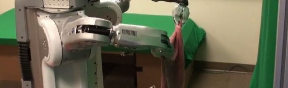 روبورت يطوي الملابس