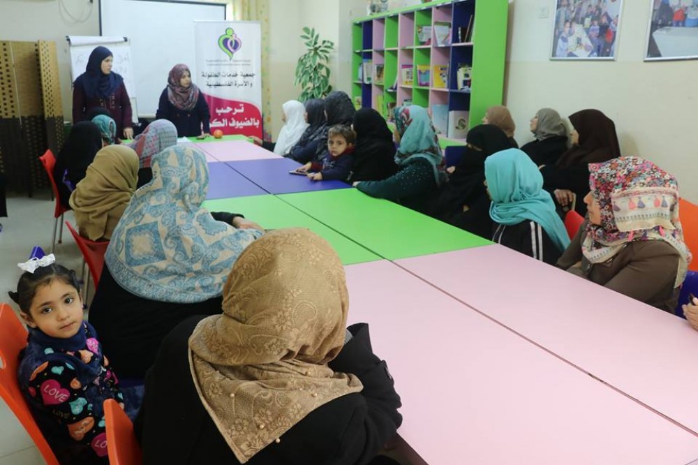 خدمات الطفولة تنظم مُحاضر للنساء عن مخاطر الإنترنت