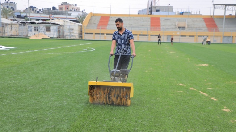 بلدية خان يونس تُجري أعمال صيانة للملعب البلدي