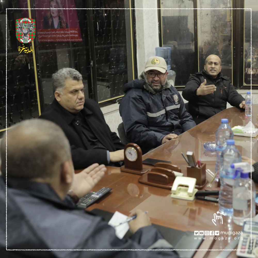 طوارئ بلدية غزة تعزز التعاون مع شركة الكهرباء خلال المنخفض