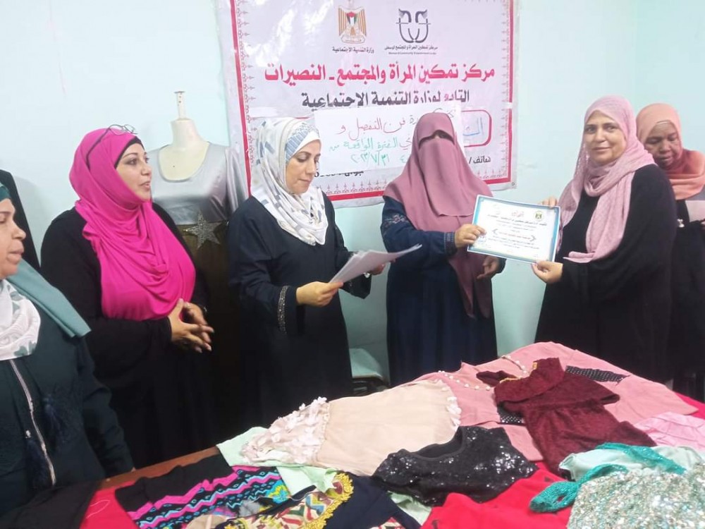 وزارة التنمية تختتم دورة الخياطة التأسيسية بمركز تمكين المرأة بالنصيرات