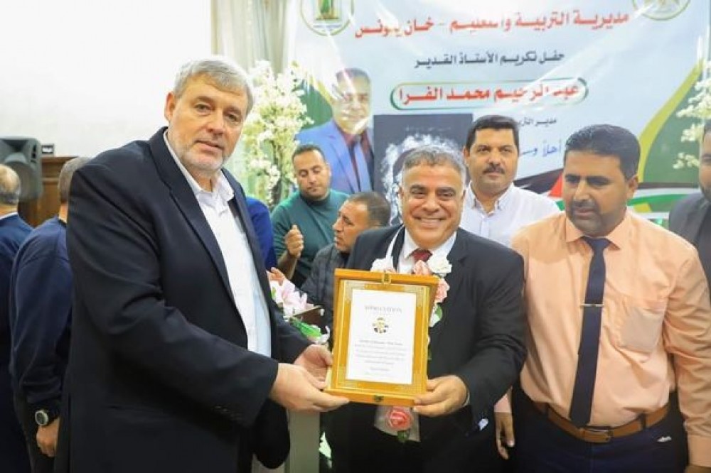 وزارة التعليم تُكرم الأستاذ عبد الرحيم الفرا بعد وصوله سن العطاء