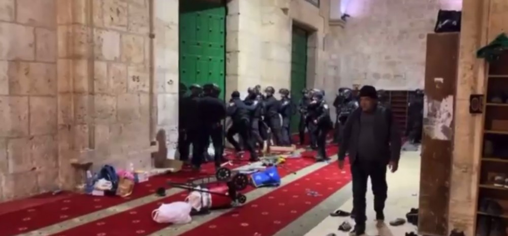 قوات الاحتلال تعتدي على المصلين بالمسجد الأقصى المبارك