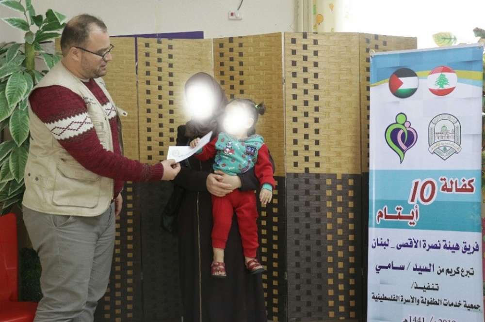 خدمات الطفولة توزع الكفالات المالية للأطفال الأيتام الجرحى بغزة