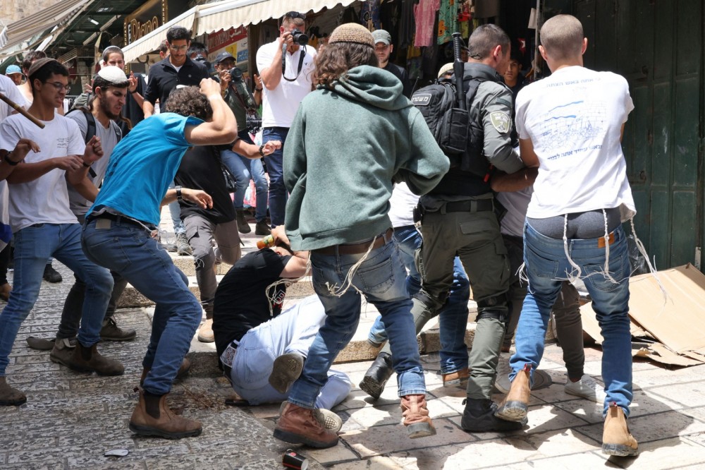 مستوطنون يعتدون على مواطنين في البلدة القديمة من القدس (5)