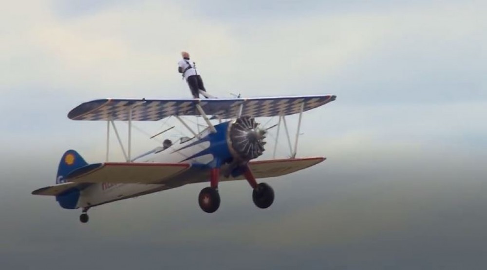  امرأة في سن الـ93 عاما تحلق على جناح طائرة