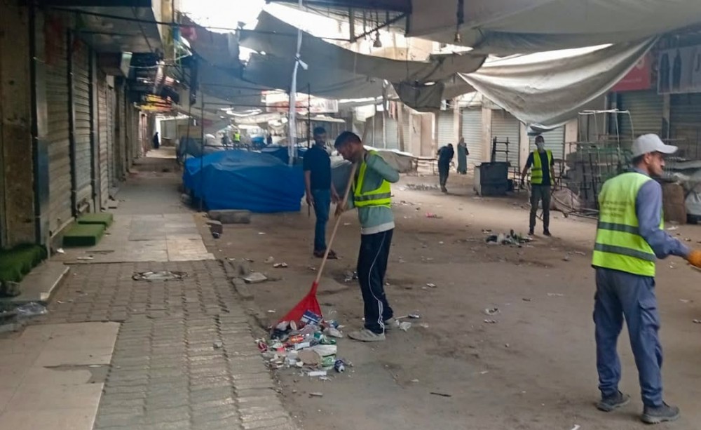 بلدية خان يونس تواصل جمع 350 طنًا من النفايات يوميًا 