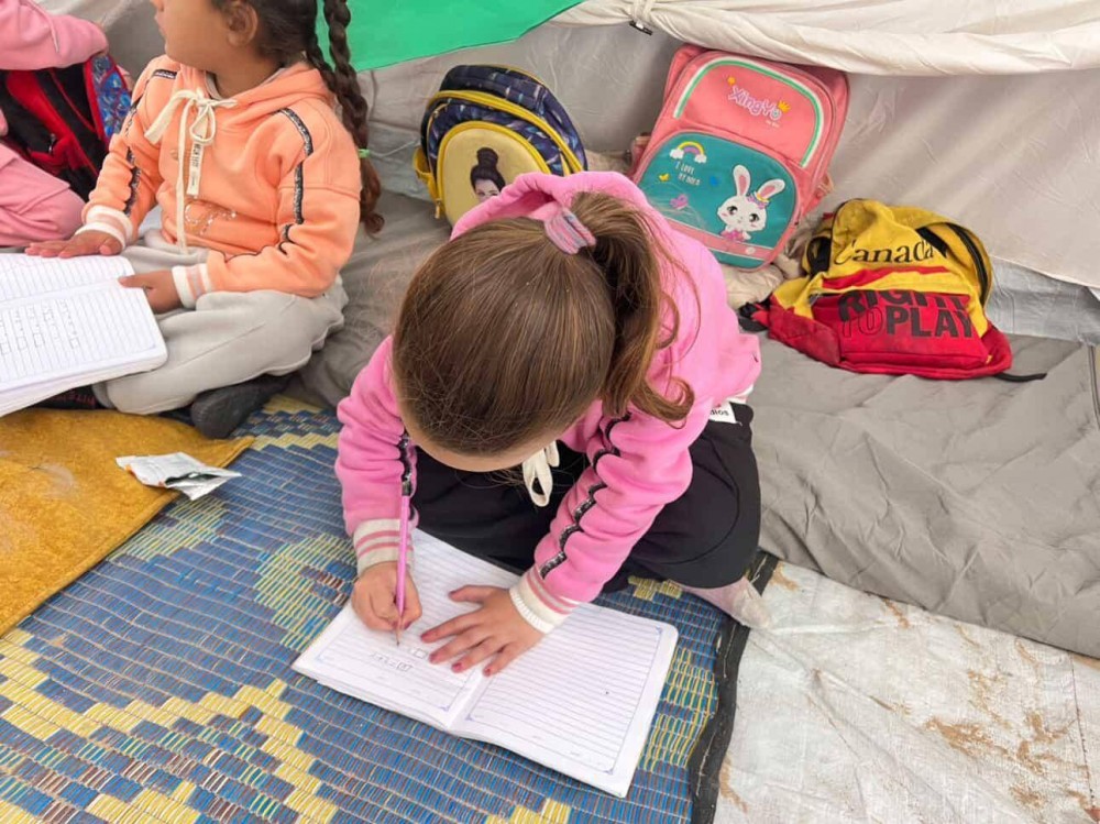 طفلة تتعلم داخل خيمة تعليمية