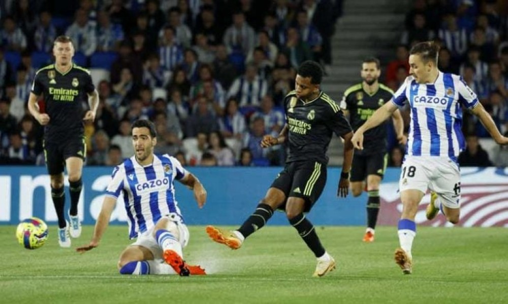 سوسيداد يفوز على ريال مدريد وبرشلونة يقترب من لقب الدوري