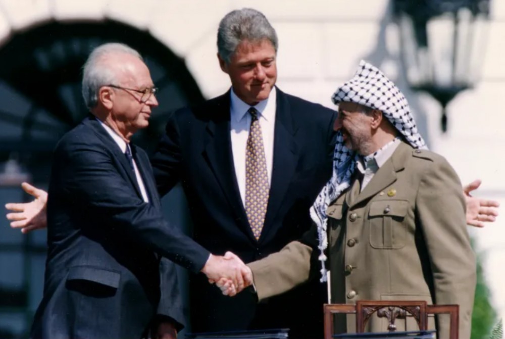 أثناء مراسم توقيع اتفاق أوسلو عام 1993 