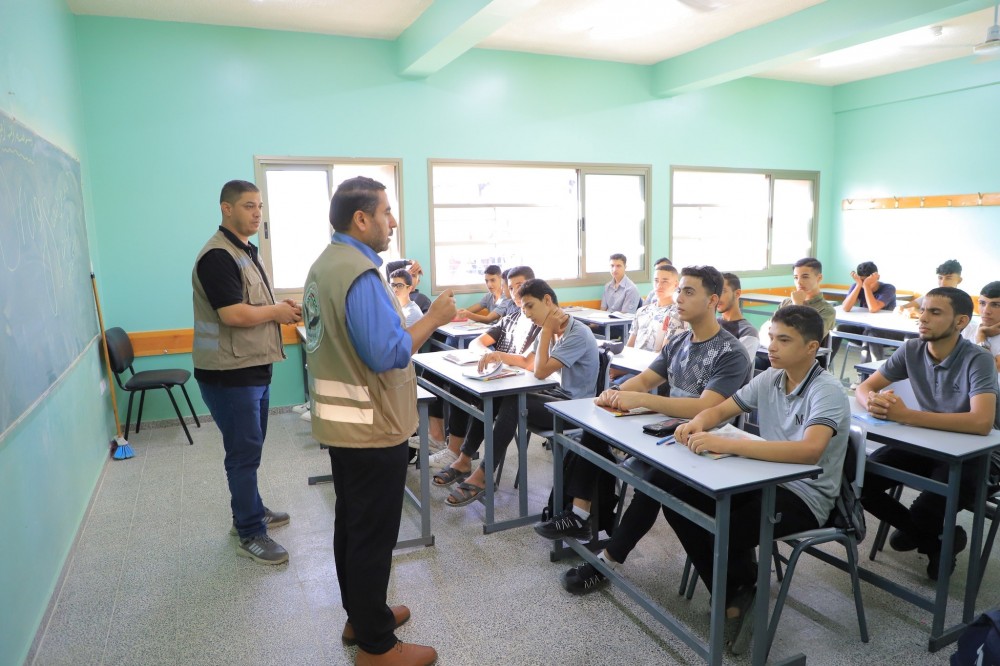 جانب من جهود طواقم مكافحة المخدارت في توعية الطلبة 