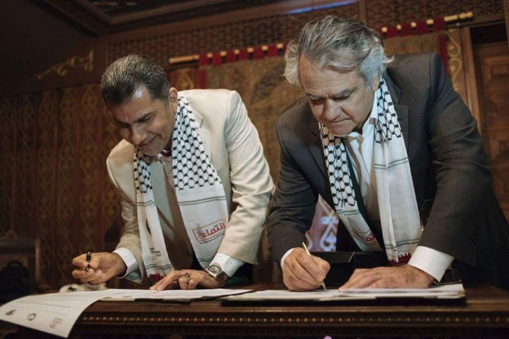 جانب من توقيع  زياد العالول، مع رئيس نادي بالستينو  اتفاقية التوأمة 
