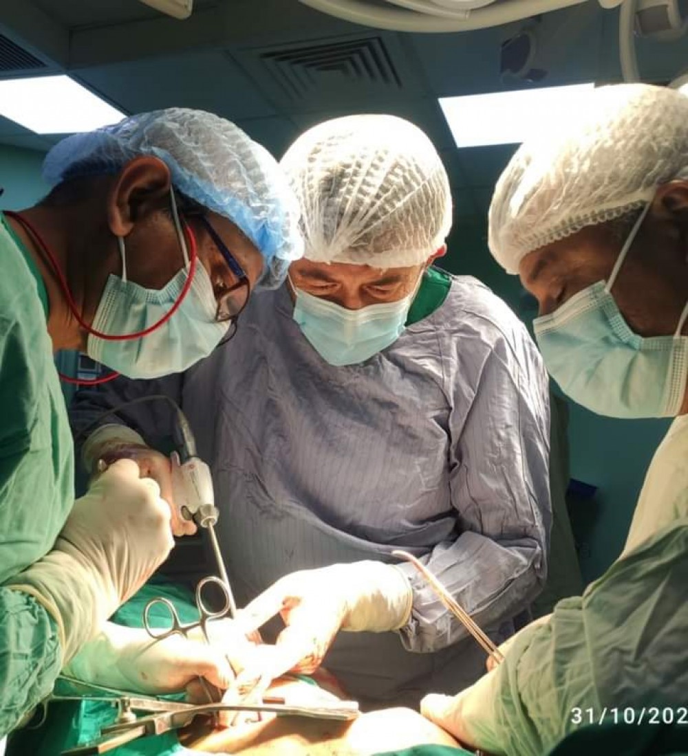 مستشفى الأندونيسي ينجح في استئصال معدة رجل مصاب بورم سرطاني 