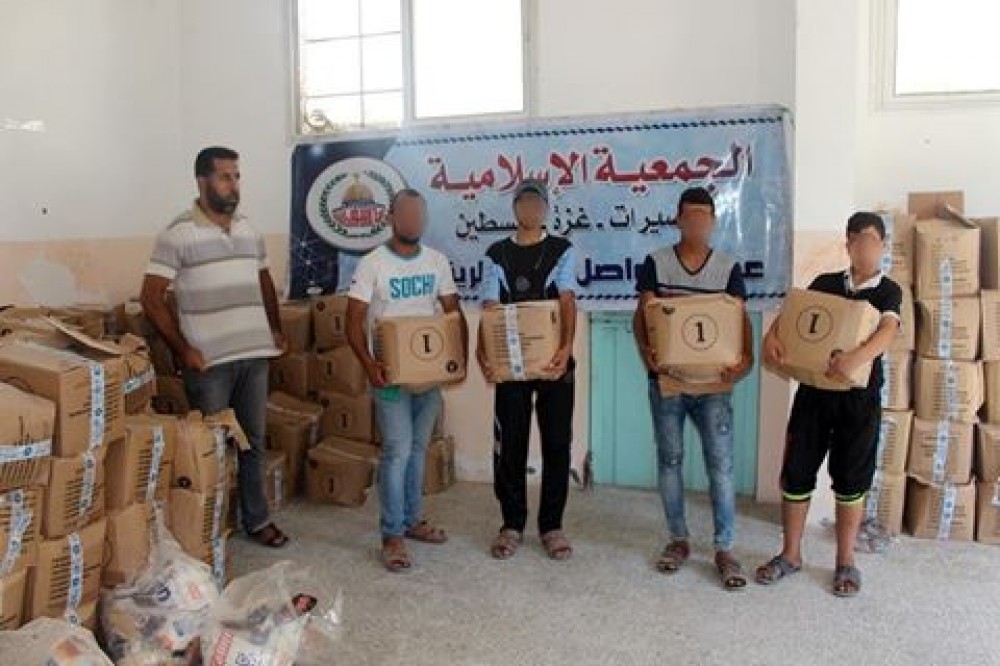 الجمعية الإسلامية بالنصيرات توزّع طروداّ غذائية على (232) أسرة فقيرة