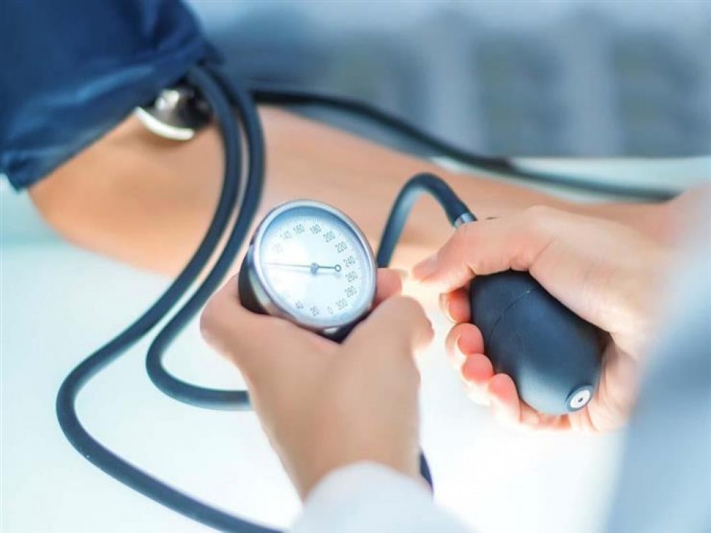 7 علامات تدل على انخفاض ضغط الدم.. منها الدوار وعدم وضوح الرؤية
