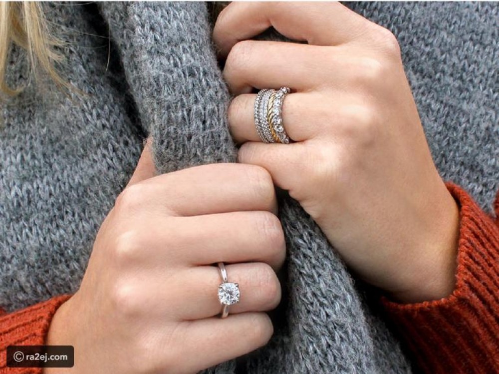  سيدة تعثر على خاتم زواجها بعد أن فقدته في ماء البحر