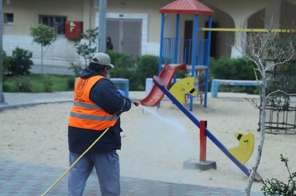 طواقم الصحة في بلدية خان يونس تعقم مدينة حمد السكنية