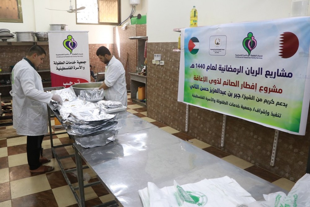 خدمات الطفولة توزع وجبات إفطار الصائم على 100 أسرة محتاجة