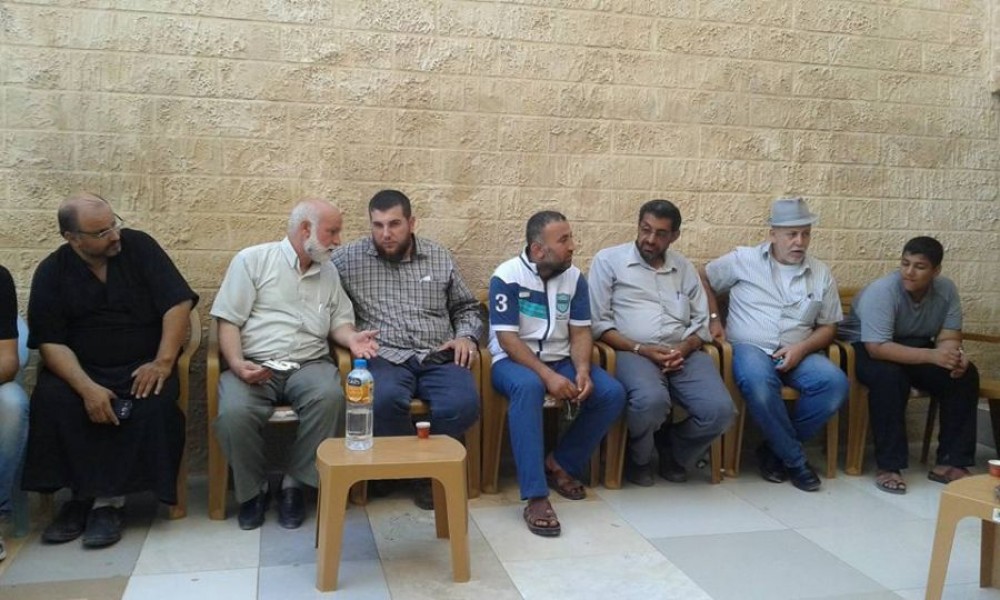 عدد من المواطنين في منزل أبو الهيجا