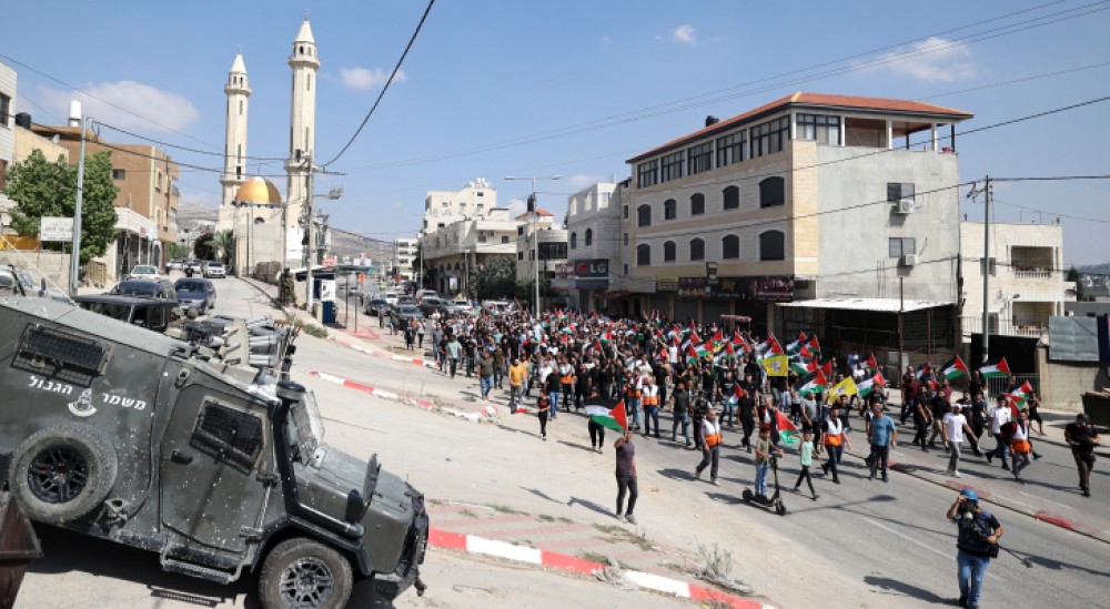 عشرات الإصابات بمواجهات مع الاحتلال في بلدة حوارة بنابلس