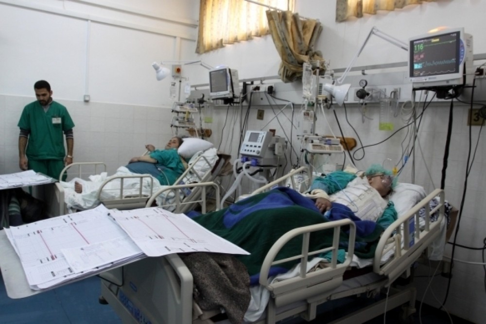 مرضى داخل أحد مستشفيات القطاع 