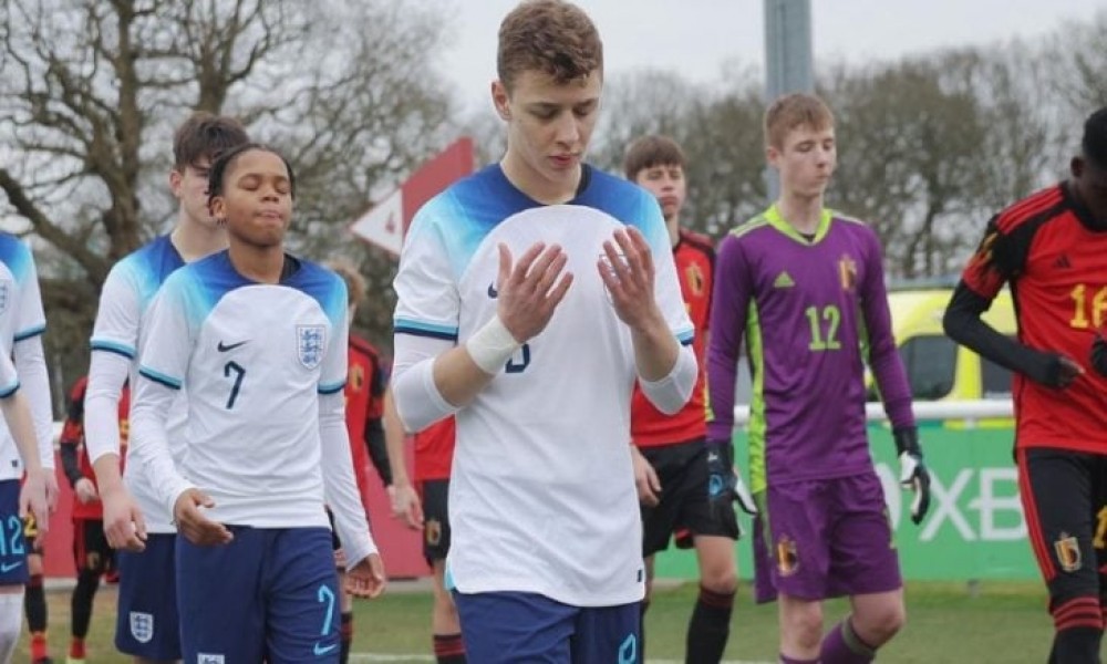 لاعب مسلم يلفت الأنظار بتلاوته القرآن في ملعب مانشستر يونايتد
