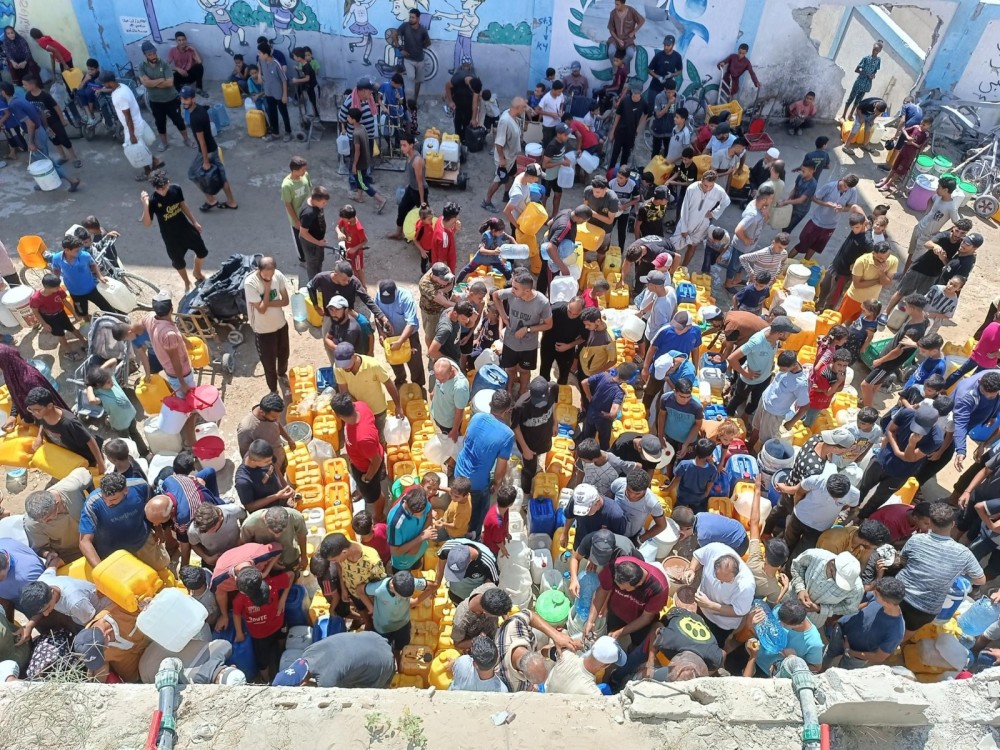بلدية خان يونس تُوقع اتفاقاً لتزويد النازحين بـ 4000 متر مكعب من المياه يومياً