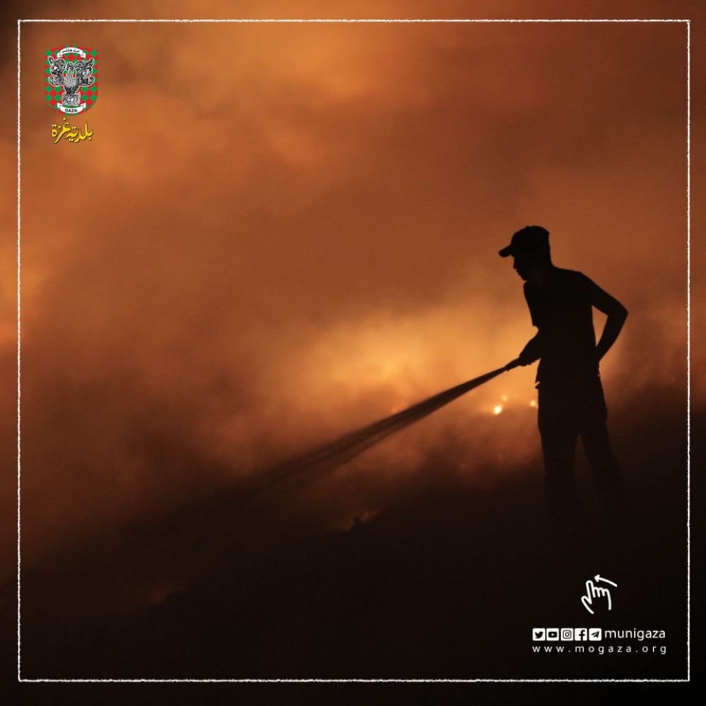 بلدية غزة تتمكن من إطفاء الحريق بمكب النفايات في منطقة جحر الديك 