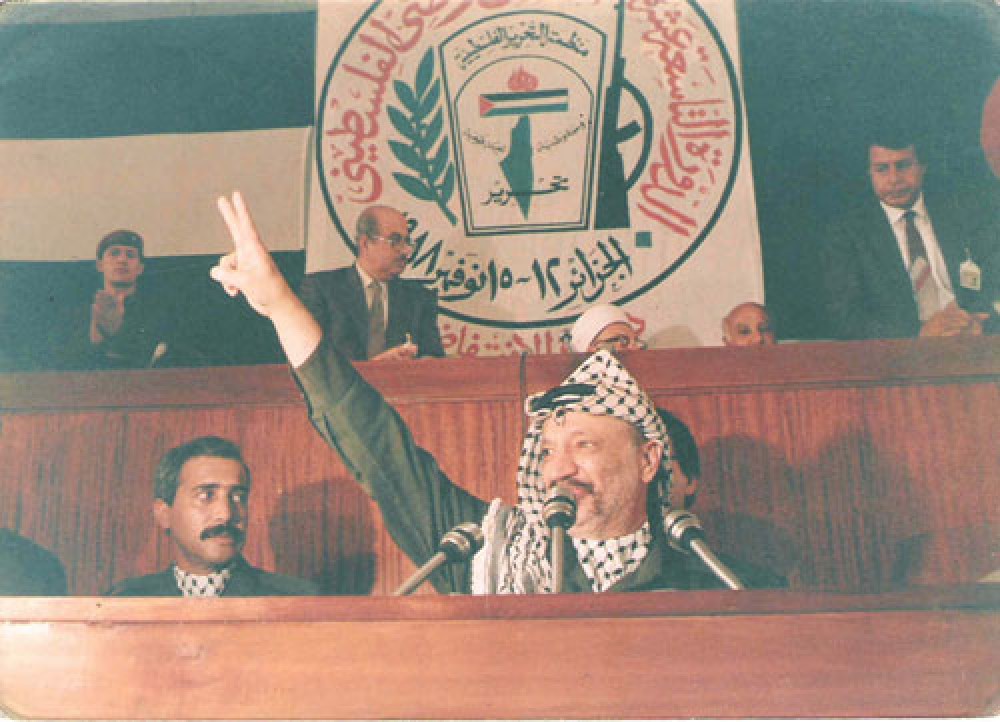 الرئيس الفلسطيني الراحل ياسر عرفات خلال إعلان الاستقلال