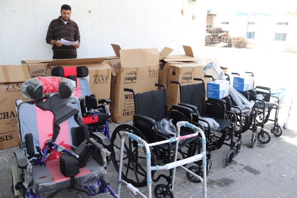 التنمية الاجتماعية تشرع بتوزيع  الأدوات المساندة على الأشخاص ذوي الإعاقة