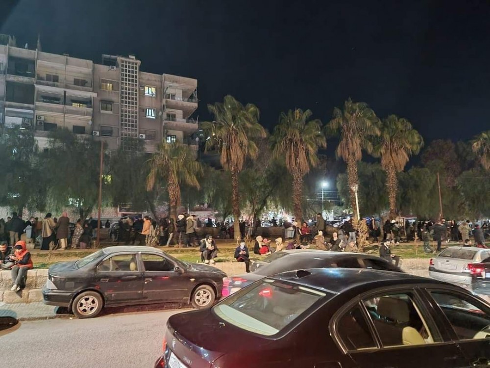مشاهد من خروج سوريين إلى الشوارع لحظة الزلزال