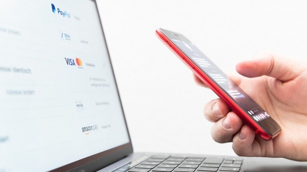 دفع الفواتير عبر الهاتف المحمول يعرضك للإفراط في الإنفاق