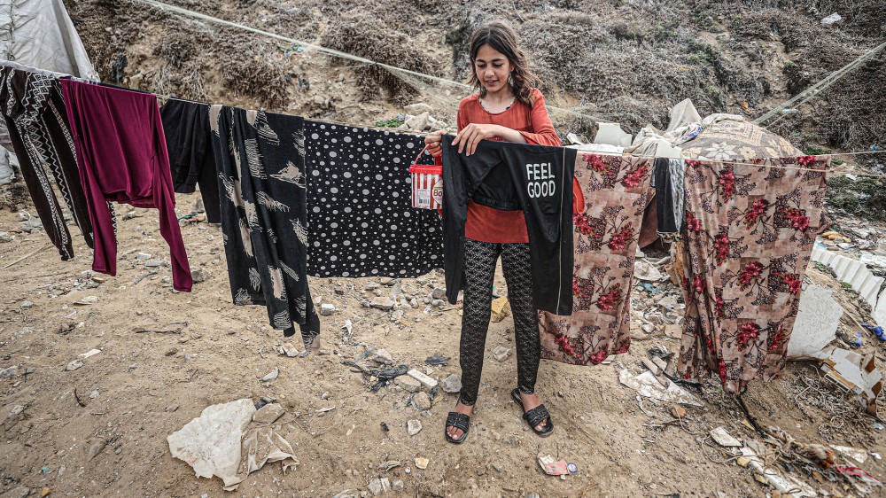 فلسطينيون في دير البلح يلجؤون إلى البحر جراء أزمة المياه في غزة (6)