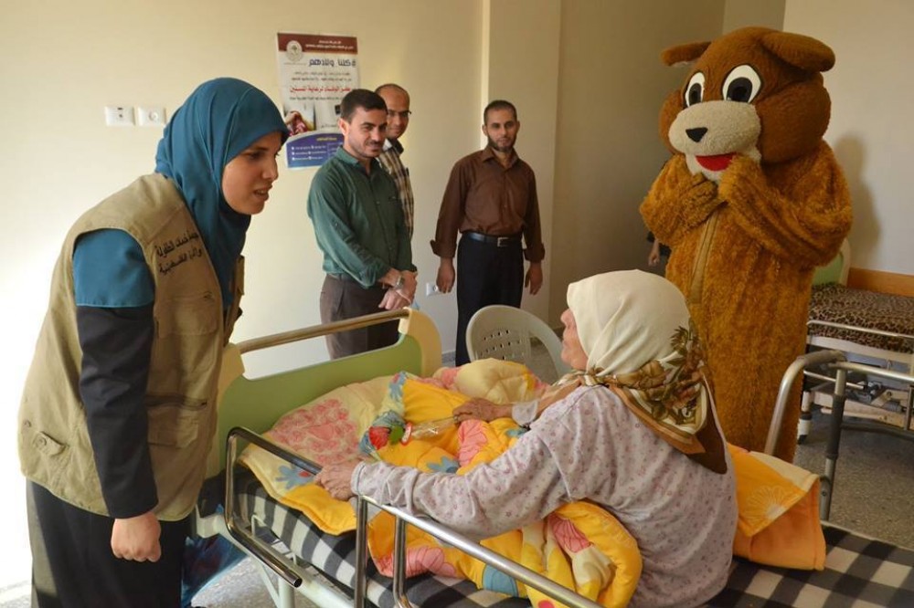 خدمات الطفولة تزور بيت المسنين وتقدم كعك العيد لهم